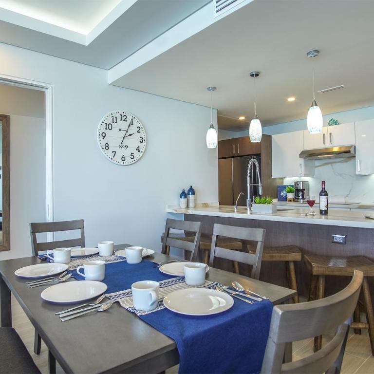 Relax in this modern ocean front condo Encantame E1404 - Casa - 8