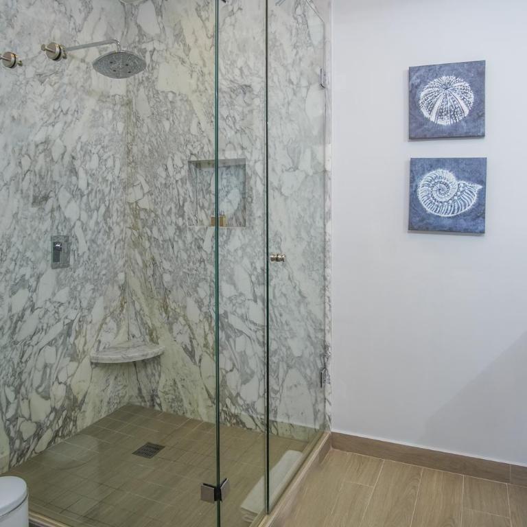 Relax in this modern ocean front condo Encantame E1404 - Casa - 12