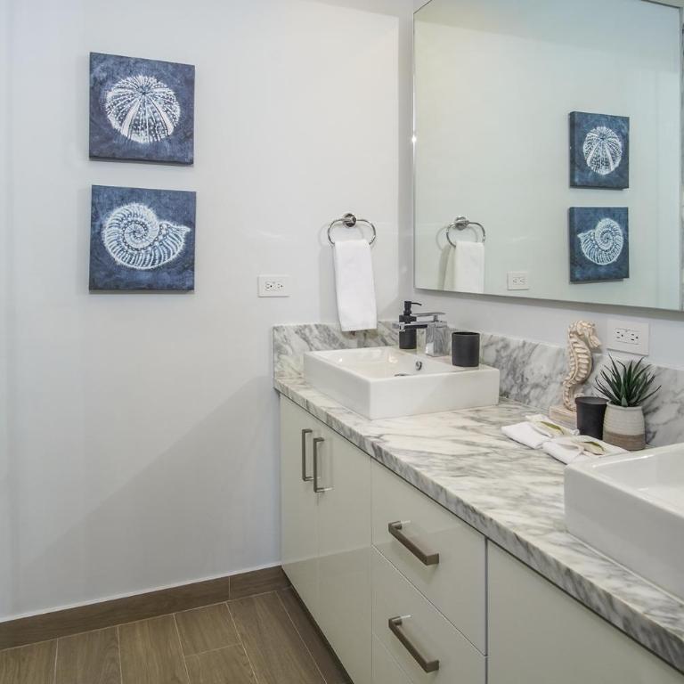 Relax in this modern ocean front condo Encantame E1404 - Casa - 13