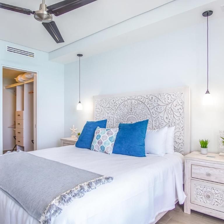 Relax in this modern ocean front condo Encantame E1404 - Casa - 16