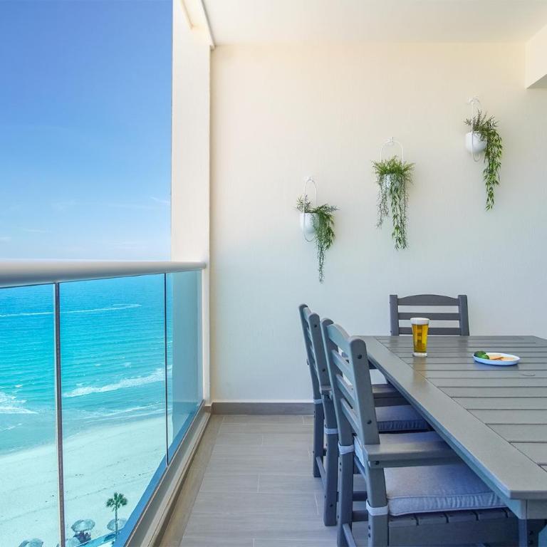 Relax in this modern ocean front condo Encantame E1404 - Casa - 20