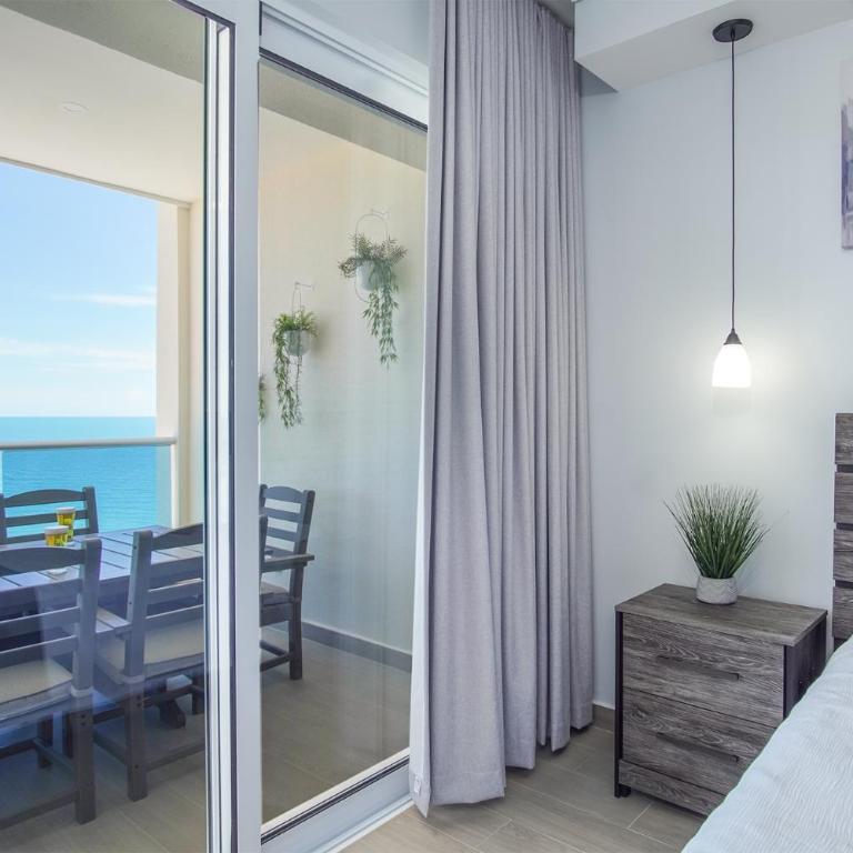 Relax in this modern ocean front condo Encantame E1404 - Casa - 21