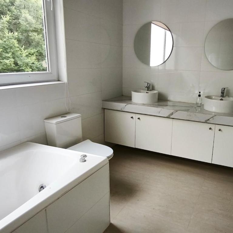 Concrete house overlooking the ocean and beach access - One-Bedroom House - 3