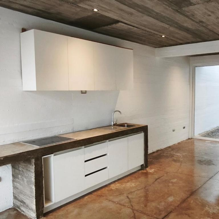Concrete house overlooking the ocean and beach access - One-Bedroom House - 9