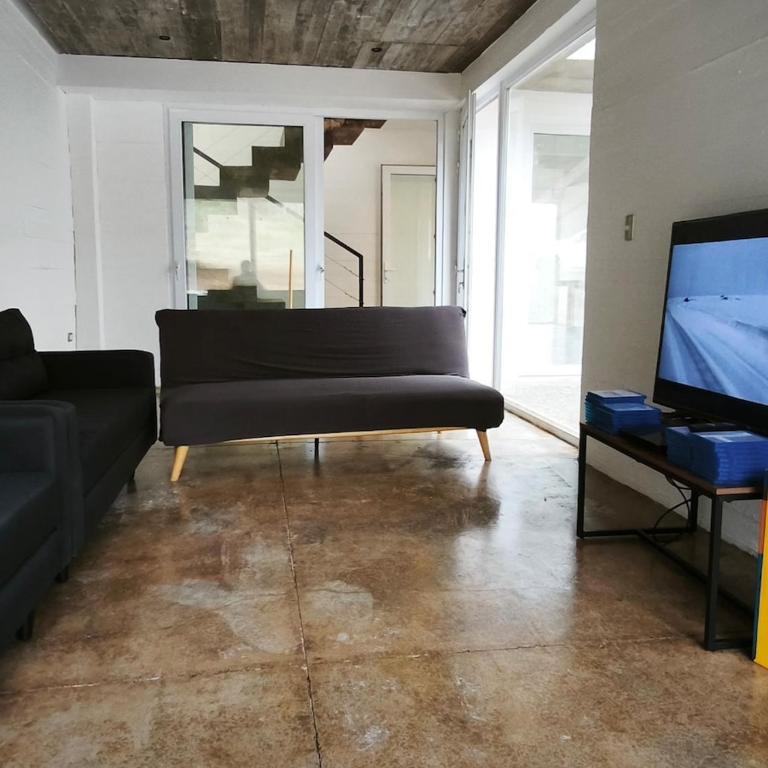 Concrete house overlooking the ocean and beach access - One-Bedroom House - 13