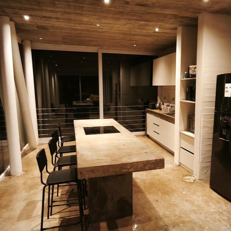 Concrete house overlooking the ocean and beach access - One-Bedroom House - 23