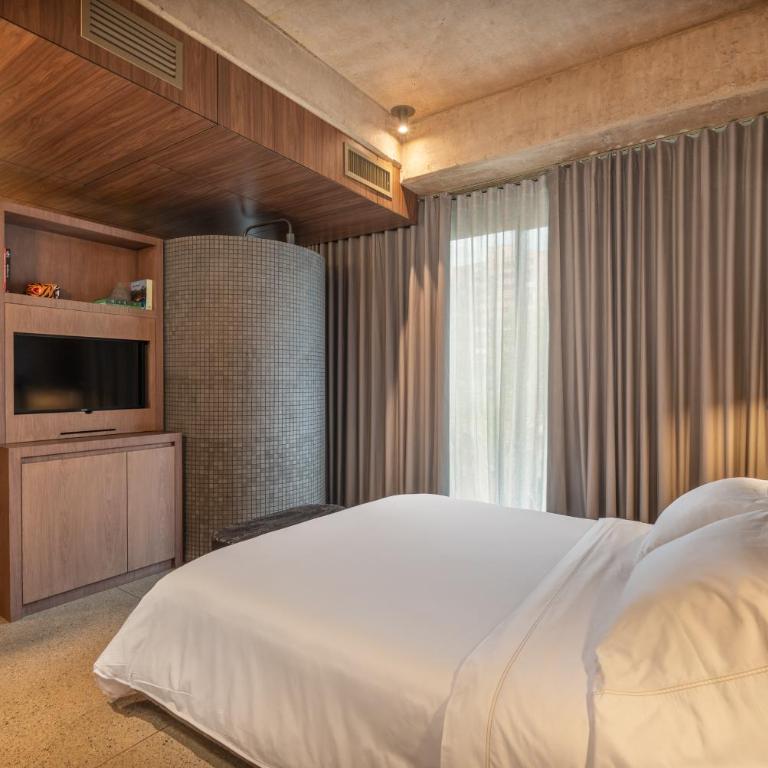 23 Living - Suite with City View - 10