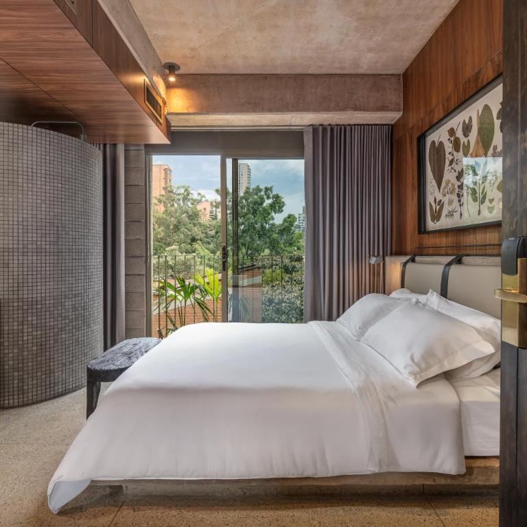 23 Living - Suite with City View - 3