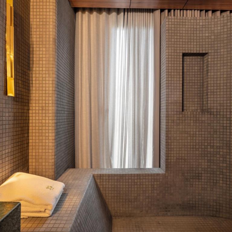 23 Living - Suite with City View - 2