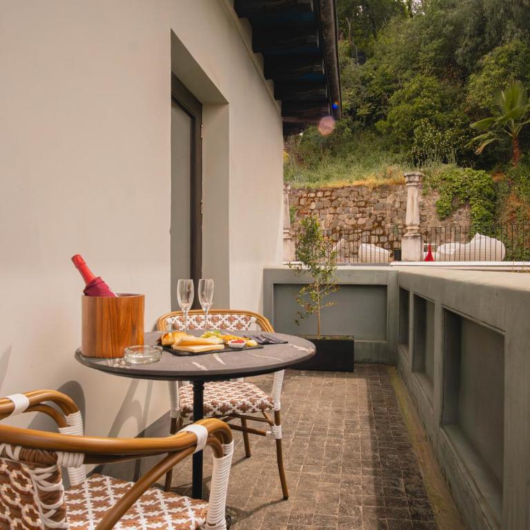 Aubrey Hotel Boutique - Deluxe Double Room (2 Adults + 1 Child) - 10