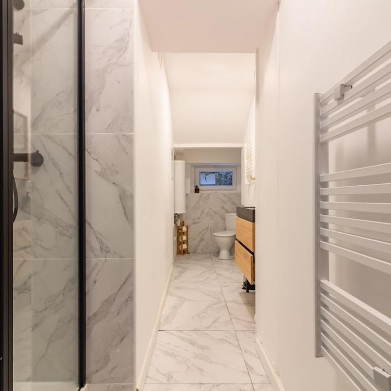 Hotel Le Grillon- studio numéro 11 premier étage ou T2 numéro 9 rez-de-chaussée - Appartement 1 Chambre - 8