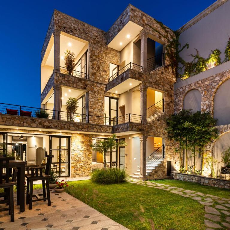 Vista Vieja, 6BR Luxury Villa with Pool & City Views - Villa - 7