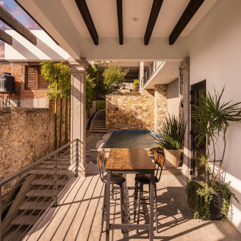 Vista Vieja, 6BR Luxury Villa with Pool & City Views - Villa - 29