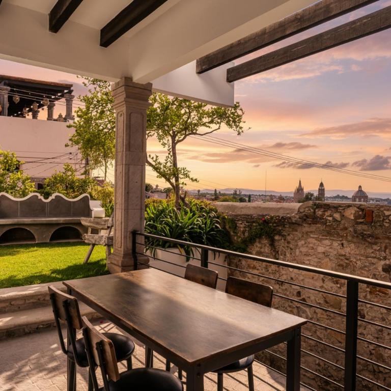 Vista Vieja, 6BR Luxury Villa with Pool & City Views - Villa - 34