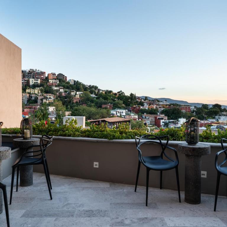 Vista Vieja, 6BR Luxury Villa with Pool & City Views - Villa - 19