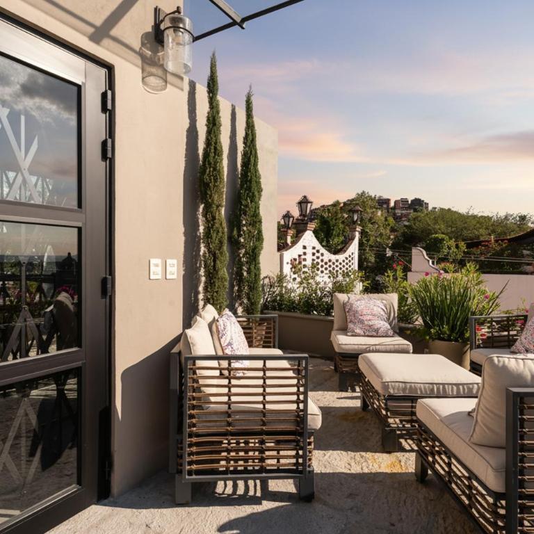 Vista Vieja, 6BR Luxury Villa with Pool & City Views - Villa - 32