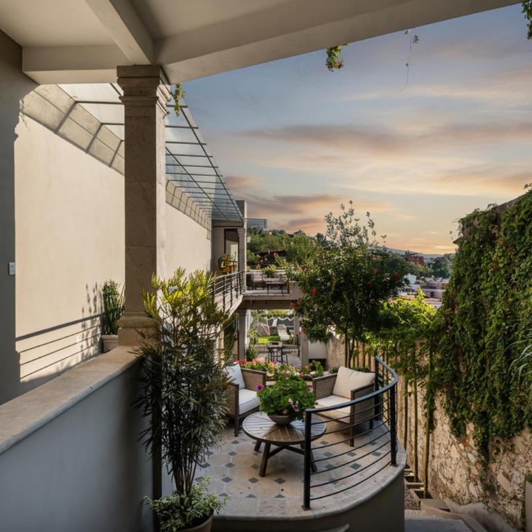 Vista Vieja, 6BR Luxury Villa with Pool & City Views - Villa - 27