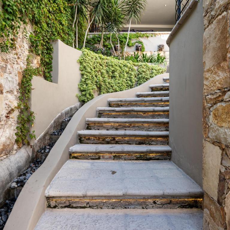 Vista Vieja, 6BR Luxury Villa with Pool & City Views - Villa - 36