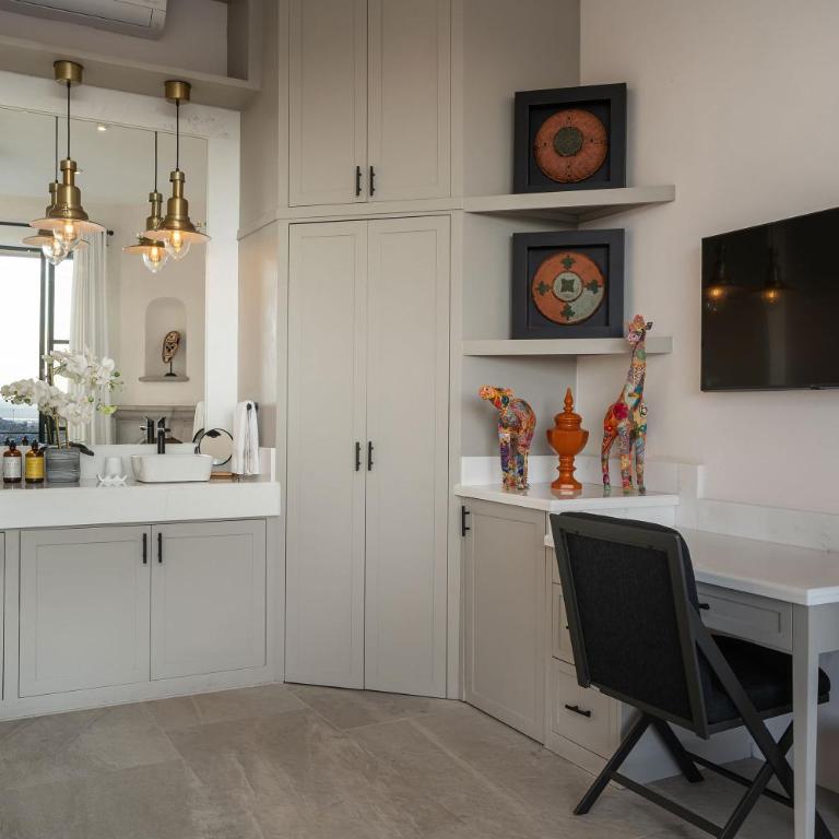 Vista Vieja, 6BR Luxury Villa with Pool & City Views - Villa - 49