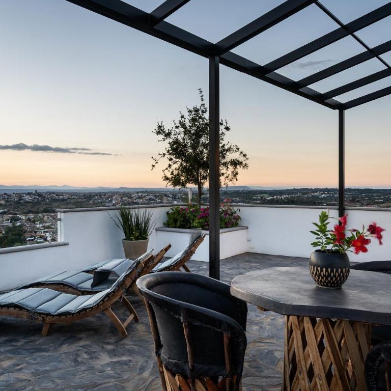 Vista Vieja, 6BR Luxury Villa with Pool & City Views - Villa - 55