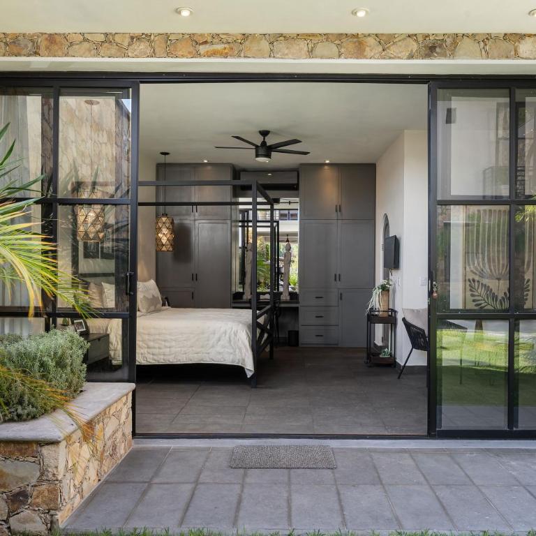 Vista Vieja, 6BR Luxury Villa with Pool & City Views - Villa - 70