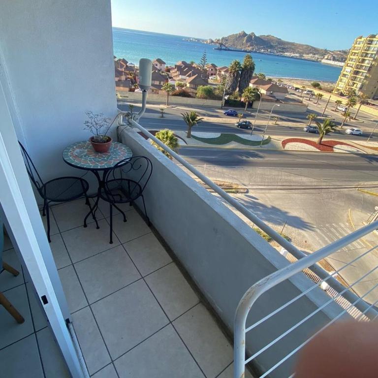 Frente a la playa, supermercado y 3 habitaciones - Three-Bedroom Apartment - 9