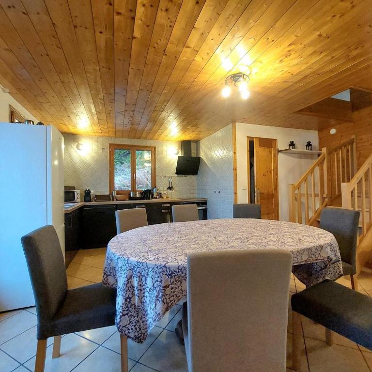 Chalet rénové au calme avec terrasse, parking, wifi, animaux admis - FR-1-346-597 - Chalet - 2