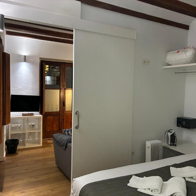Trenor Apartments - One-Bedroom Apartment with Balcony and City View - 23