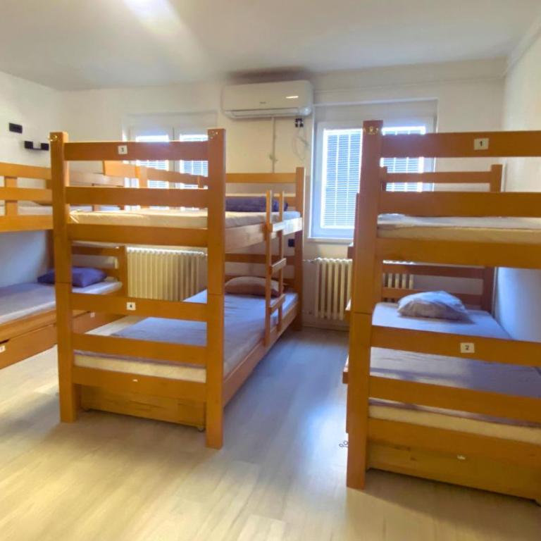 Lierra Downtown Hostel - Krevet u 8-krevetnoj Spavaonici - 1