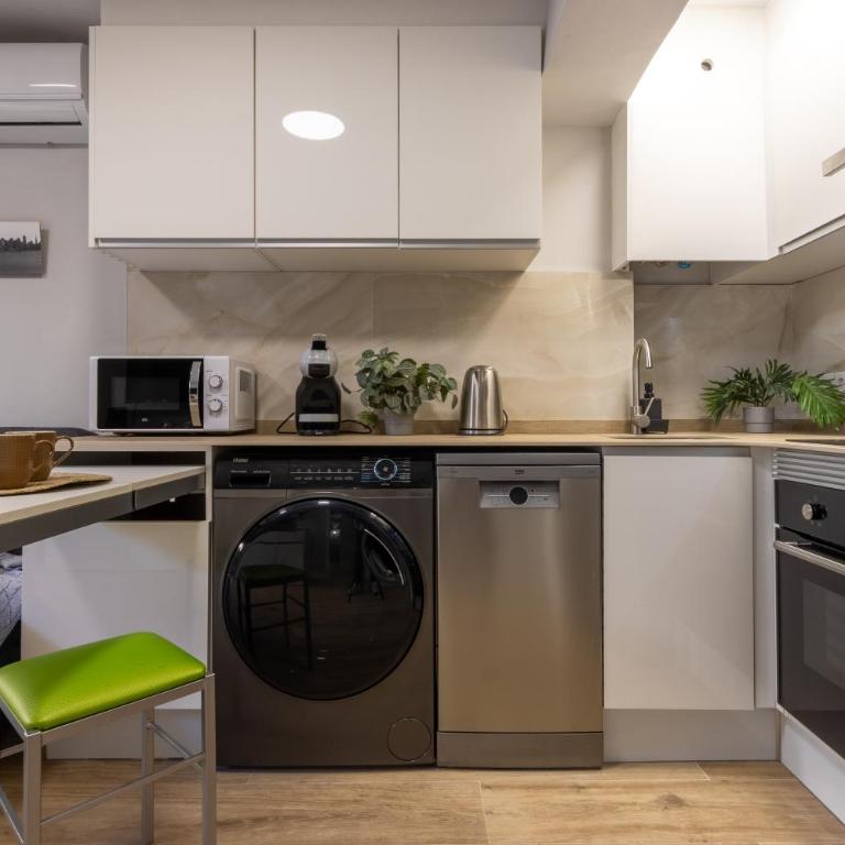 Moderno, con acceso y Jardín Privado, Playa a 50 m - One-Bedroom Apartment with Garden - 10