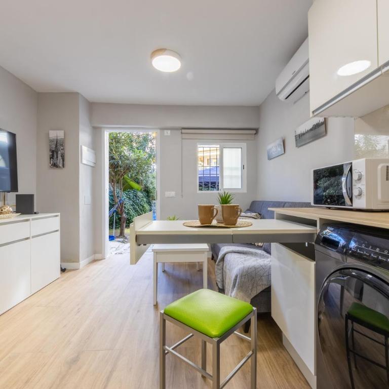 Moderno, con acceso y Jardín Privado, Playa a 50 m - One-Bedroom Apartment with Garden - 11