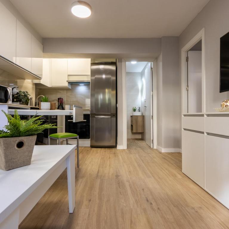 Moderno, con acceso y Jardín Privado, Playa a 50 m - One-Bedroom Apartment with Garden - 1