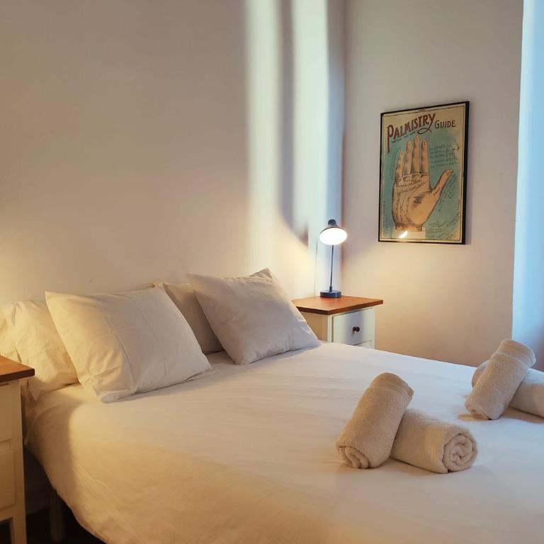 Bright 2BR Apt in Pl. Catalunya - Rambla D - Apartment - 4