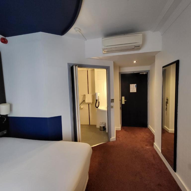 Accueil Hôtel Paris Pigalle Montmartre - Hôtel rénové - Chambre Double - Accessible aux Personnes à Mobilité Réduite - 3