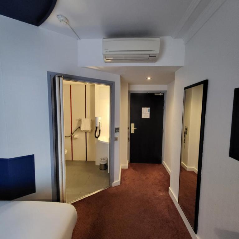 Accueil Hôtel Paris Pigalle Montmartre - Hôtel rénové - Chambre Double - Accessible aux Personnes à Mobilité Réduite - 2