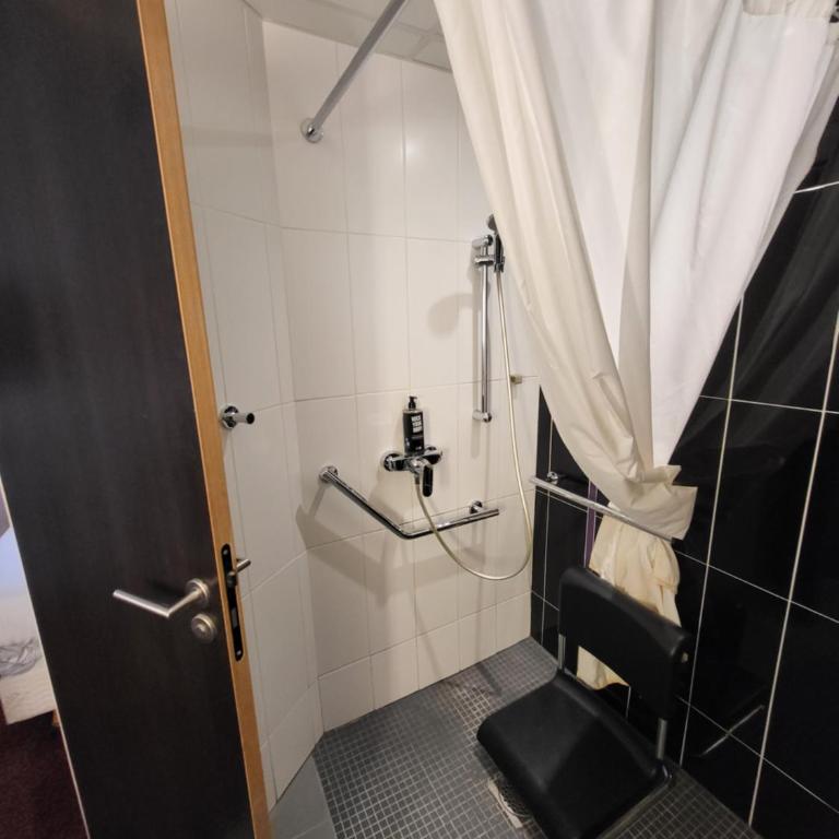 Accueil Hôtel Paris Pigalle Montmartre - Hôtel rénové - Chambre Double - Accessible aux Personnes à Mobilité Réduite - 5