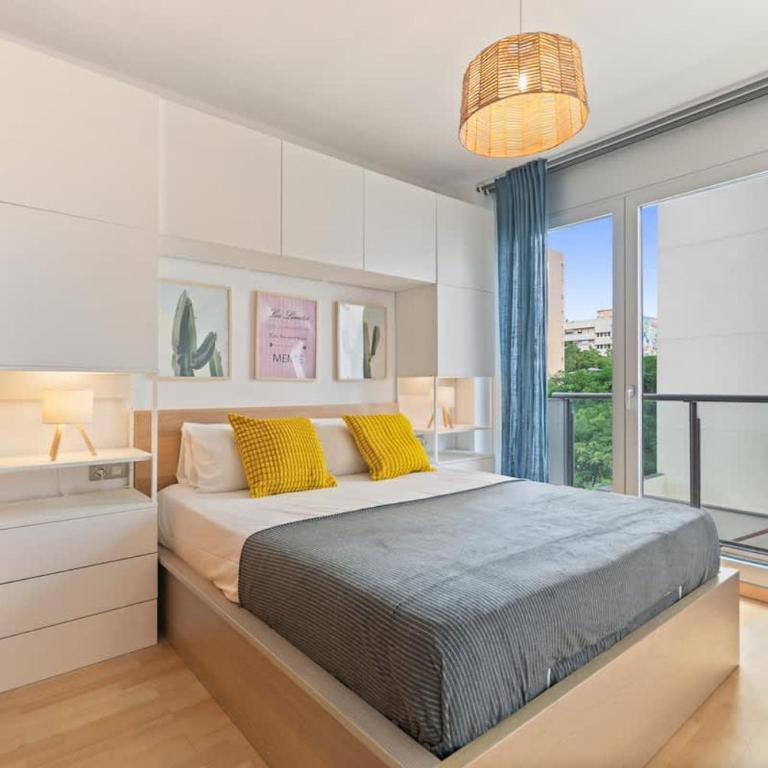 Modern Spacious 3-Bedroom Apt with Pool near Beach - Apartment - 9