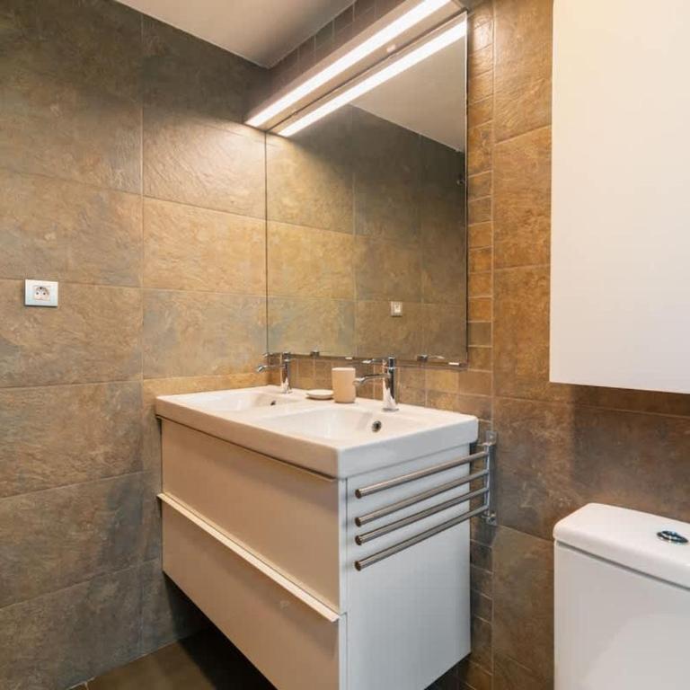 Modern Spacious 3-Bedroom Apt with Pool near Beach - Apartment - 14