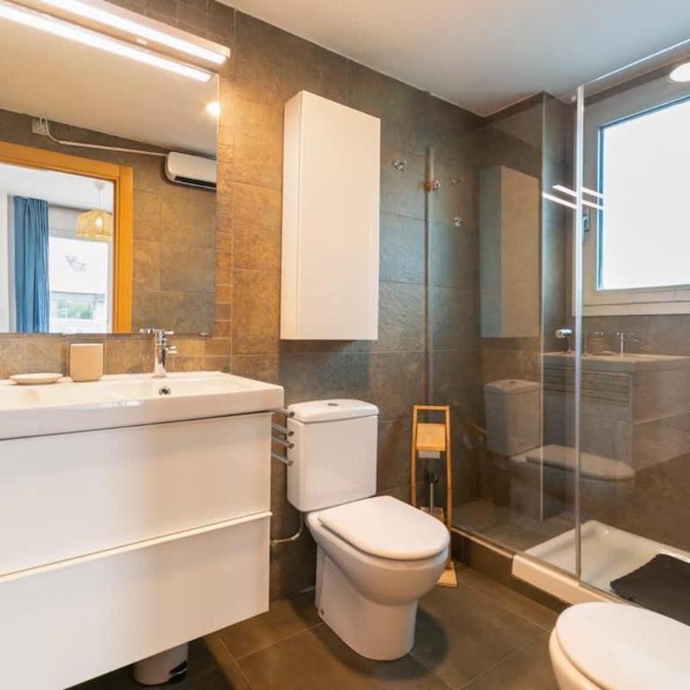 Modern Spacious 3-Bedroom Apt with Pool near Beach - Apartment - 12