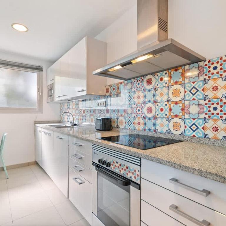 Modern Spacious 3-Bedroom Apt with Pool near Beach - Apartment - 24