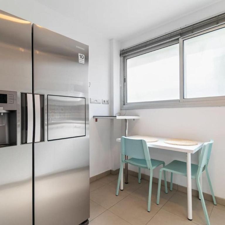 Modern Spacious 3-Bedroom Apt with Pool near Beach - Apartment - 25