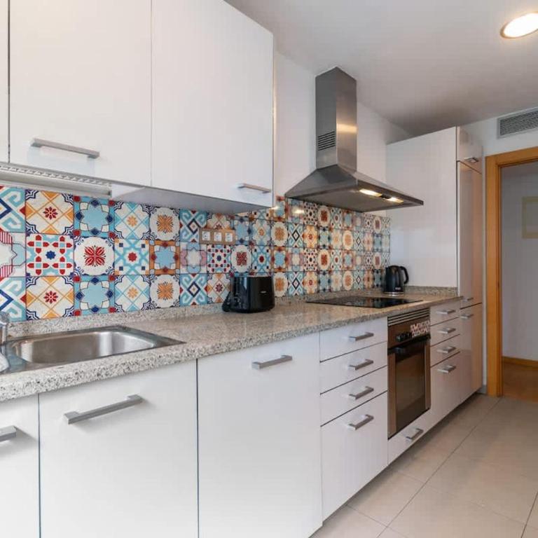 Modern Spacious 3-Bedroom Apt with Pool near Beach - Apartment - 26