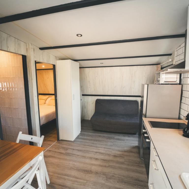 HolaCamp Sitges Garrofer - Bungalow Confort 2 - 11