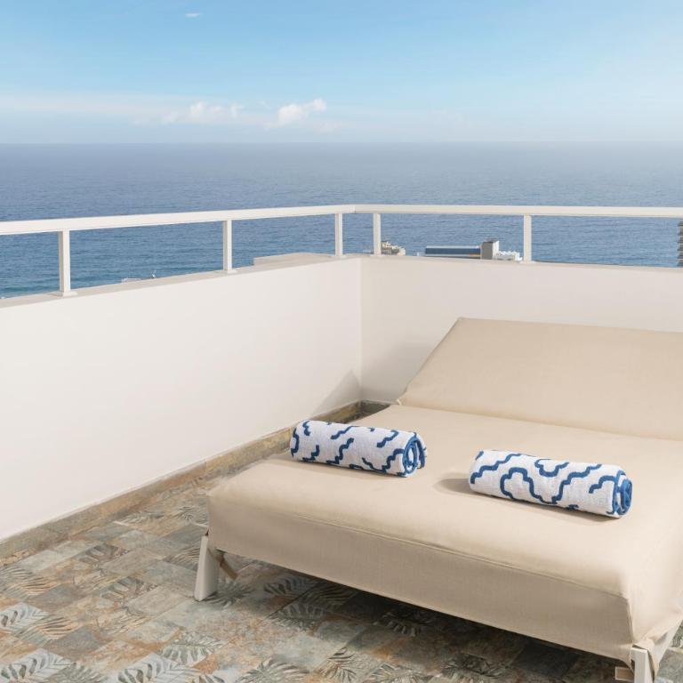 TUI BLUE Atlantic Hills - Penthouse 3 with bathtub and terrace with with sea and Puerto de la Cruz views - 2