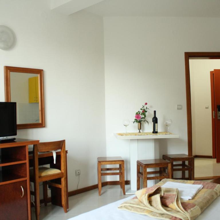 Hotel Danica - Dvokrevetna Soba sa Bračnim Krevetom i Balkonom (2 Odrasle Osobe + 1 Dete) - 11