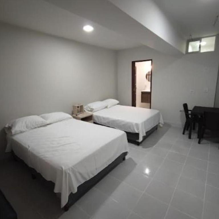 Hostal Center - Quadruple Room - 11