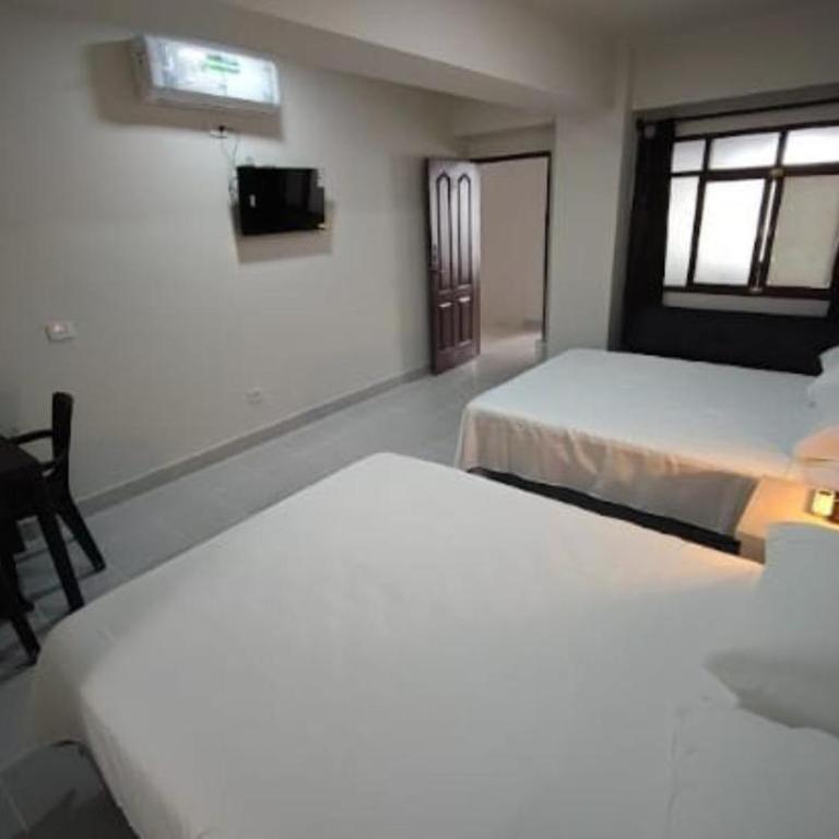 Hostal Center - Quadruple Room - 10