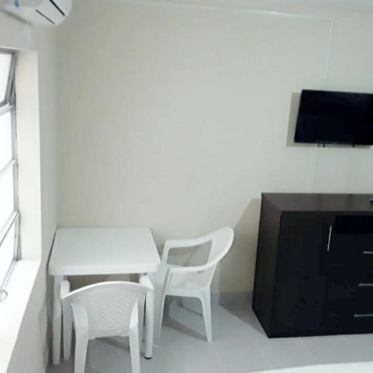 Hostal Center - Family Room with Shared Bathroom - 2