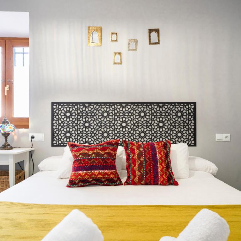 Warm Light of Albayzin - Free Parking 15 min away - Two-Bedroom Apartment - 1