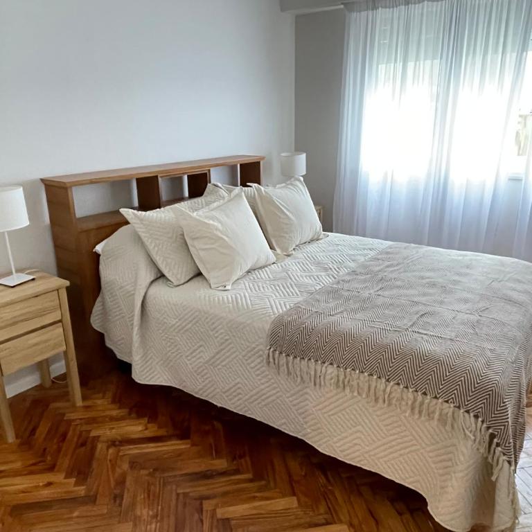 Depto reciclado a nuevo, súper tranquilo, frente a Plaza Colón - One-Bedroom Apartment - 2